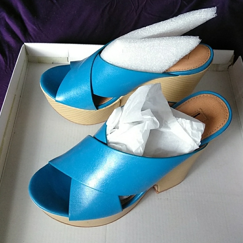 Very comfortable tall wedge shoe